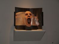Curioso e impactante efecto de un espejo en la imagen de la escultura de Ramón Conde. Galería La Catedral de Lugo